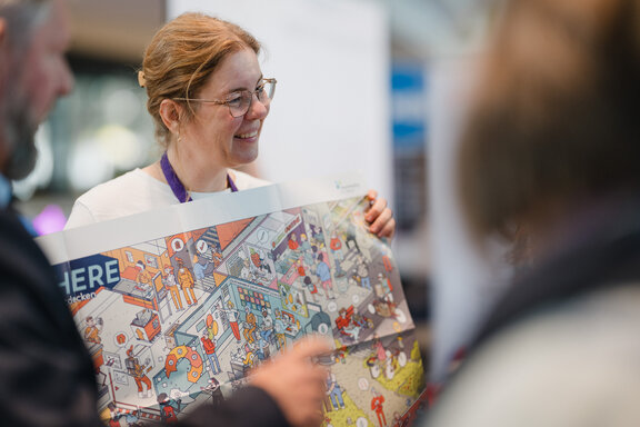 Eine Teilnehmerin präsentiert ihr Projekt.