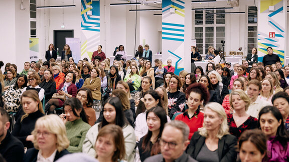 Eine gefüllte Event-Halle mit vielen Investorinnen und Gründerinnen.