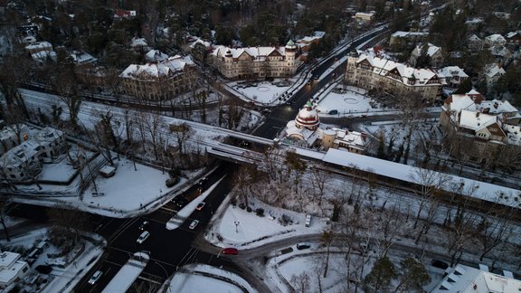 Nächtliches Panorama einer Straße in Steglitz-Zehlendorf im Winter
