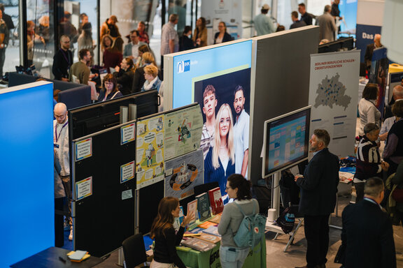 Atmosphärische Aufnahme vom Jakobb‑Kongress mit Fokus auf Besucher:innen
