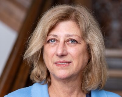 Zu sehen ist eine blonde Frau mit blauem Blazer, es ist Martina Tittel, Inhaberin der Nicolaischen Buchhandlung