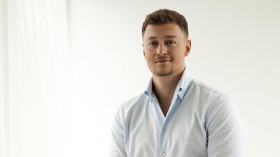 Zu sehen ist ein junger Mann auf einem Hocker, es ist  Kevin Kreker
