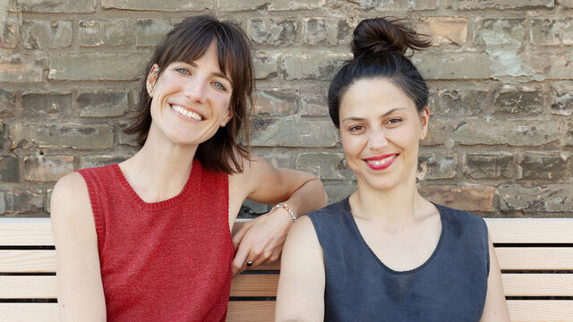 Die Gründerinnen des Start-ups Regenmodule lächeln freundlich in die Kamera. 