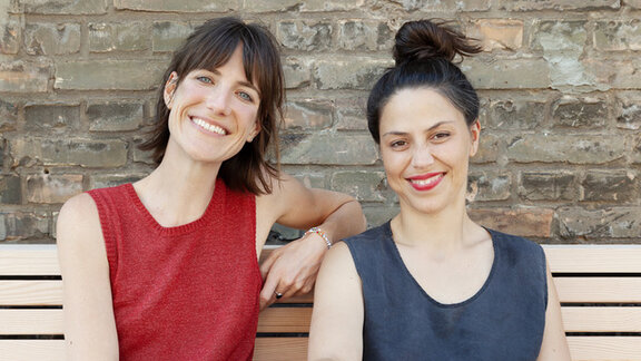 Die Gründerinnen des Start-ups Regenmodule lächeln freundlich in die Kamera. 