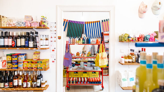 Blick in den Amore Store in Neukölln mit Regalen voller Kaffee, Wein und Deko-Artikeln.