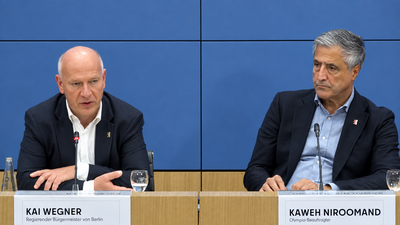 Zu sehen ist der Berliner Bürgermeister Kai Wegner (Links) sowie der Olympiabeauftragte Kaweh Niromaand (rechts) während einer Pressekonferenz.