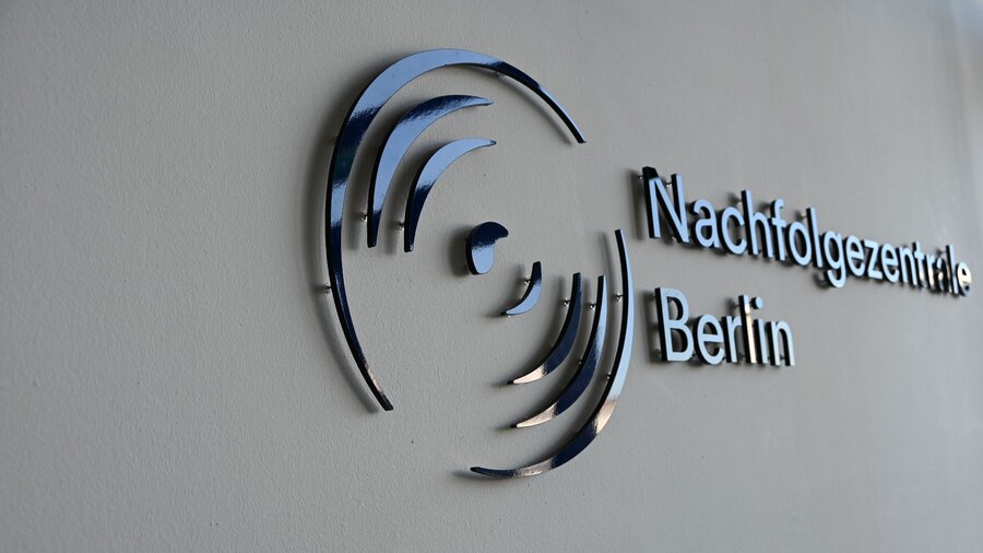 Zu sehen ist das Logo der Nachfolgezentrale Berlin an einer Wand.