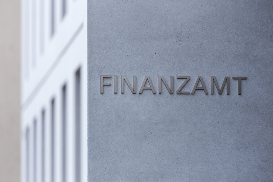 Symbolbild Finanzamt, Graues Gebäude mit der Aufschrift "Finanzamt"
