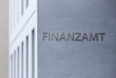 Symbolbild Finanzamt, Graues Gebäude mit der Aufschrift "Finanzamt"