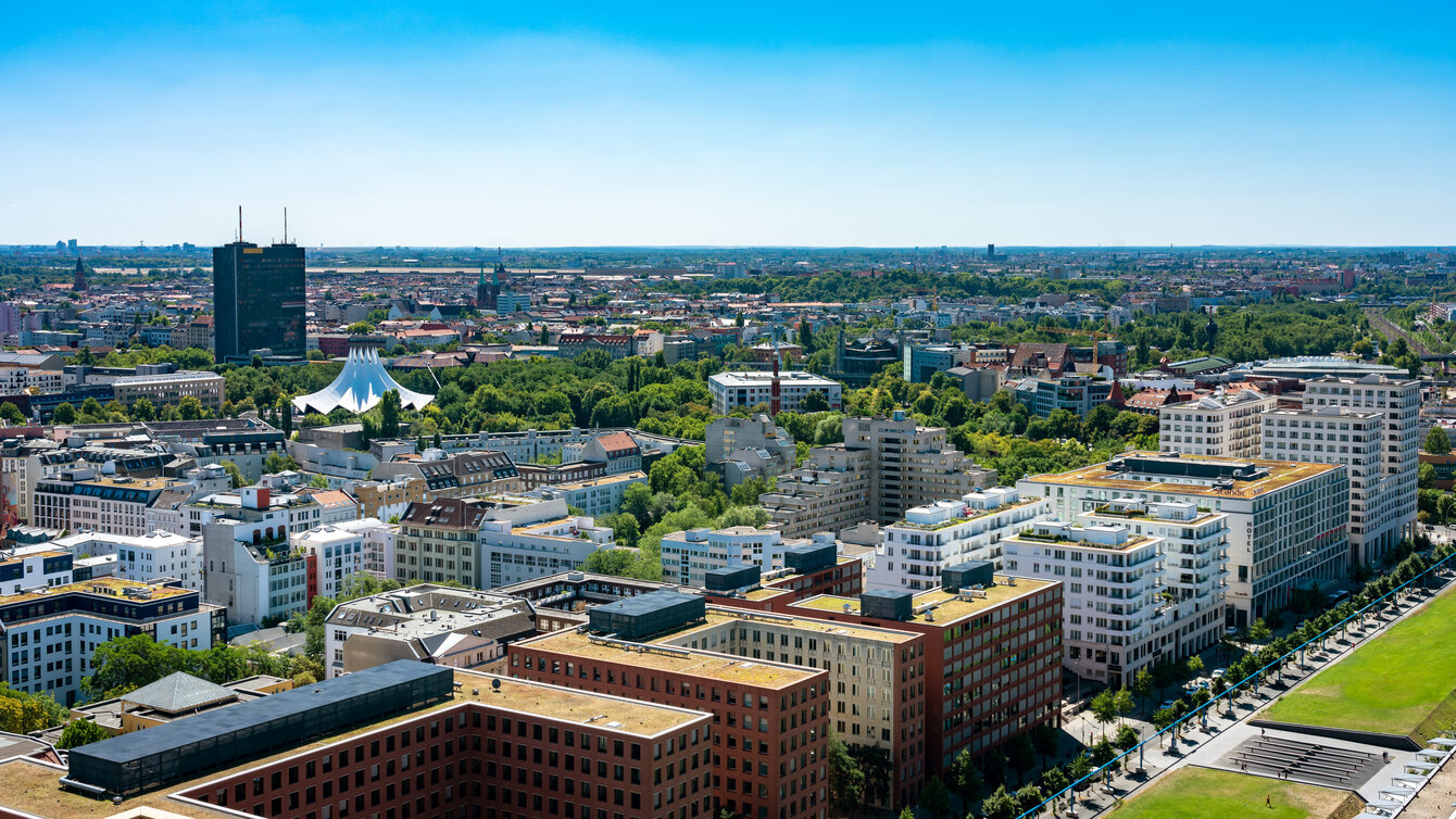 Symbolbild mit eine Schrägluftaufnahme von Berlin