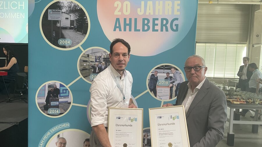 Fabian Ahlberg feiert Firmennjubiläum mit Vater Mario.