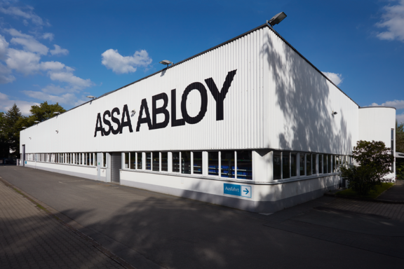 Produktionswerk von Assa Abloy in Steglitz bei Sonnenschein 