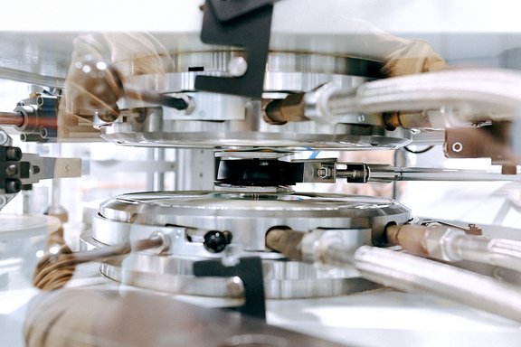 Industrielle Maschine mit Metallteilen und Rohren in Fertigungsanlage