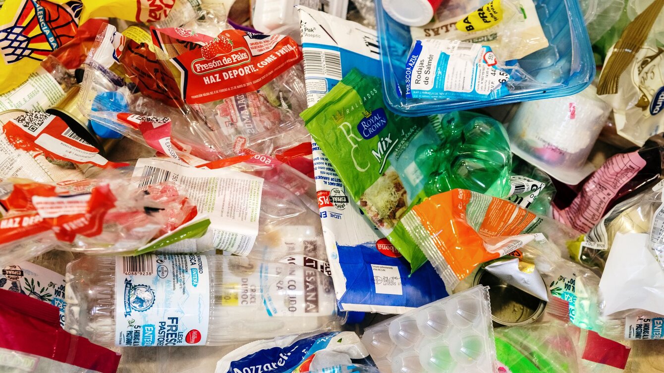 Zu sehen ist ein Plastik-Verpackungsmüll diverser Produkte.