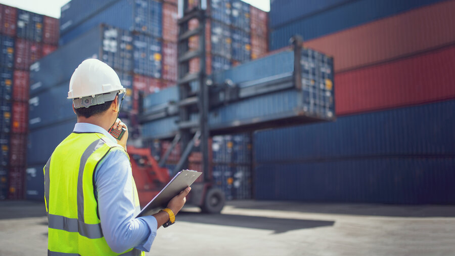 Container Terminal mit Person in Uniform