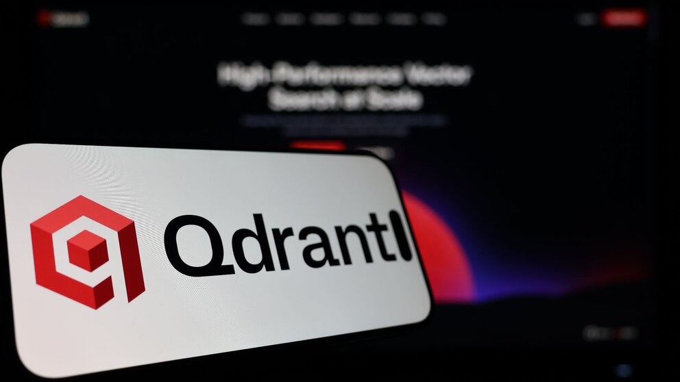 Zu sehen ist ein Handybildschirm auf dem "Qdrant" steht, daneben auf dem Logo ein roter Würfel. Es ist das Logo der Berliner KI-Firma Qdrant.