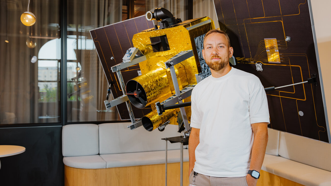 Reflex Aerospace-Gründer Walter Ballheimer vor einem seiner Satelliten.