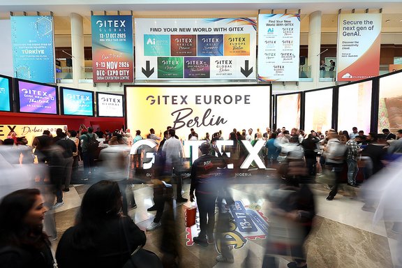 Große Monitore auf der Gitex Global weisen auf die Gitex Europe und weitere Veranstaltungen unter der Marke Gitex hin.