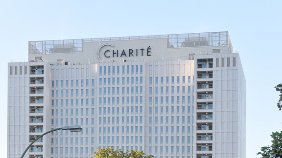 Zu sehen ist ein Hochhaus mit dem Chriftzug Charitè.
