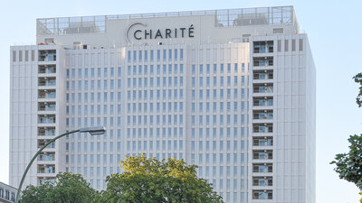 Zu sehen ist das Bettenhaus der Charité inBerlin-Mitte.