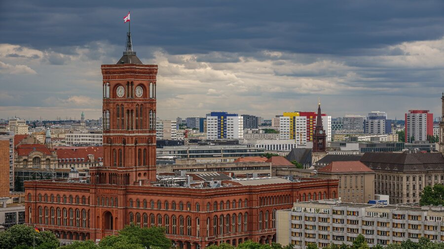 Zu sehen ist das Rote Rathaus von Berlin aus einer Luftansicht.