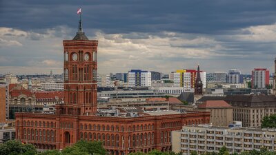 Zu sehen ist das Rote Rathaus von Berlin aus einer Luftansicht.