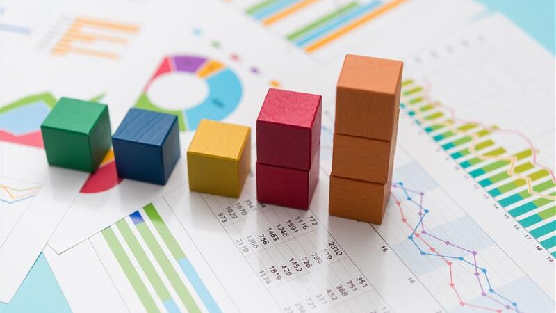 Foto von mehreren Graphen und Spreadsheets