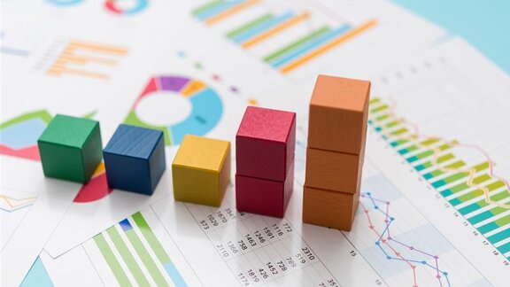Foto von mehreren Graphen und Spreadsheets