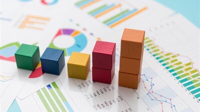 Foto von mehreren Graphen und Spreadsheets