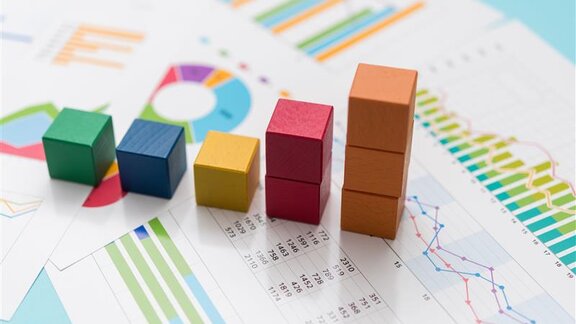 Foto von mehreren Graphen und Spreadsheets