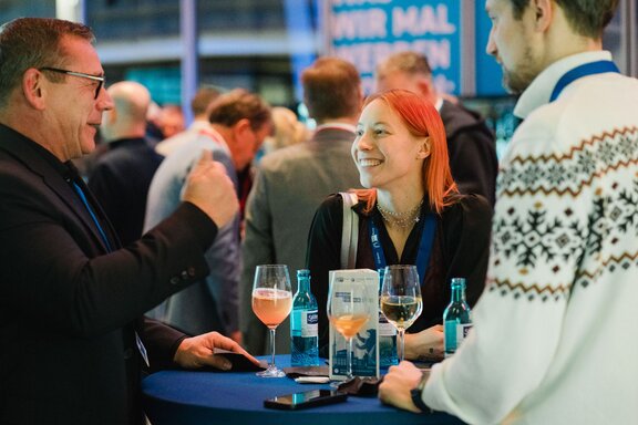 Gespräch zwischen Unternehmern zum Jahresauftakt