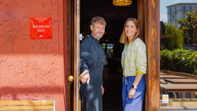 Die Eigentümer des Horváth in der Tür ihres Restaurants.