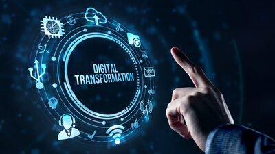 EIne Hand zeigt auf eine digitale Schaltfläche, welche wie ein Hologramm im Raum schwebt.