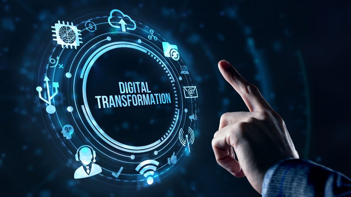 EIne Hand zeigt auf eine digitale Schaltfläche, welche wie ein Hologramm im Raum schwebt.