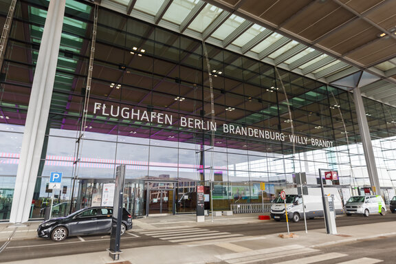 Glasfront des Flughafen Berlin Brandenburg