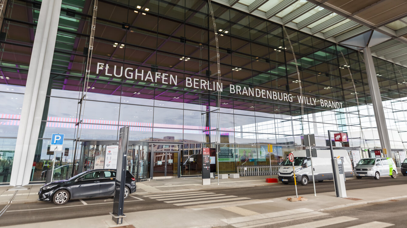 Glasfront des Flughafen Berlin Brandenburg