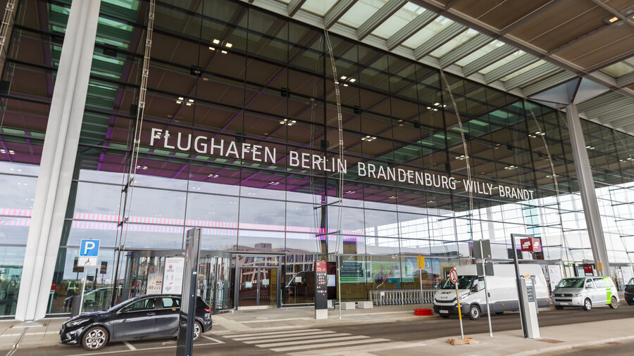 Glasfront des Flughafen Berlin Brandenburg