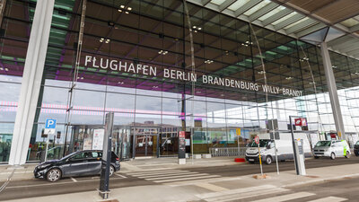 Glasfront des Flughafen Berlin Brandenburg