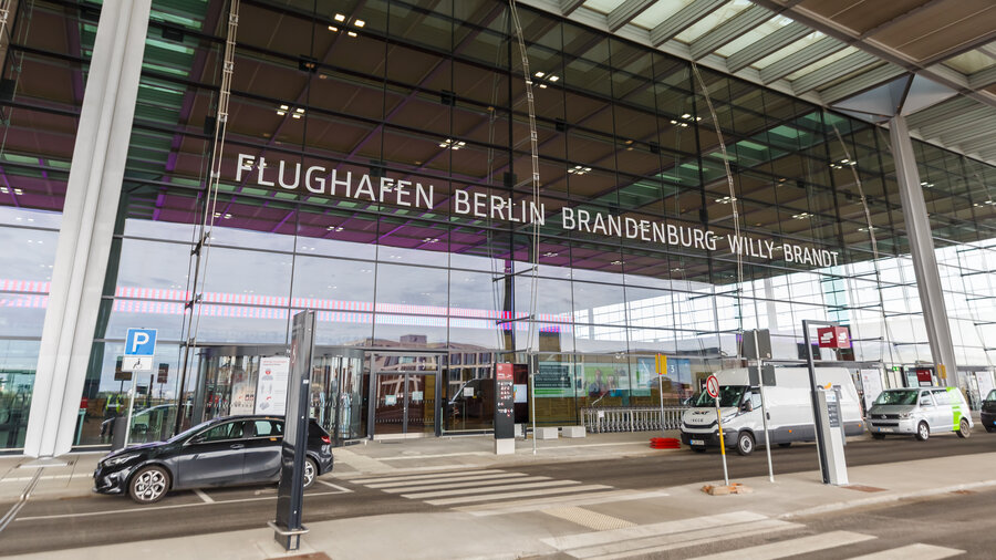 Glasfront des Flughafen Berlin Brandenburg