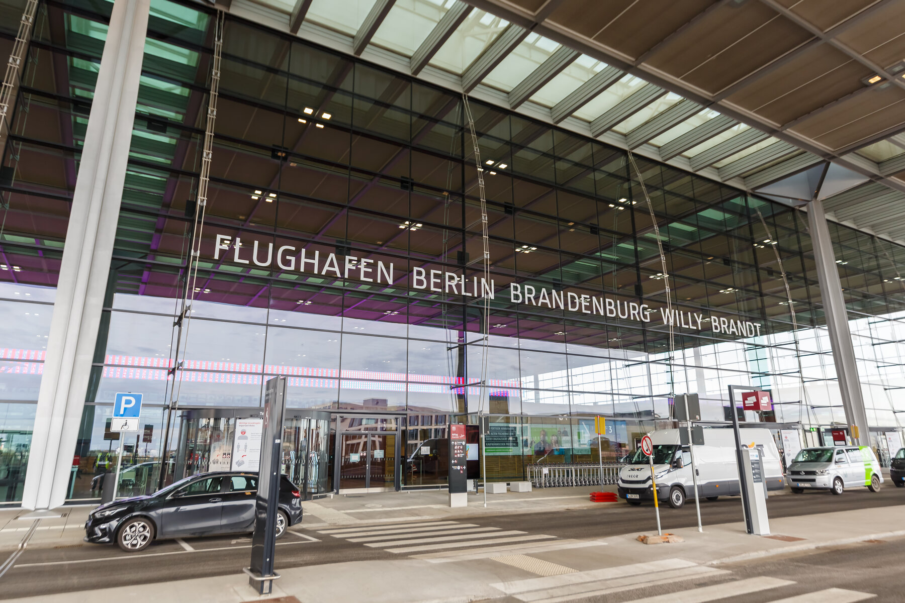 Glasfront des Flughafen Berlin Brandenburg