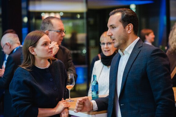 Gespräch zwischen Unternehmern zum Jahresauftakt