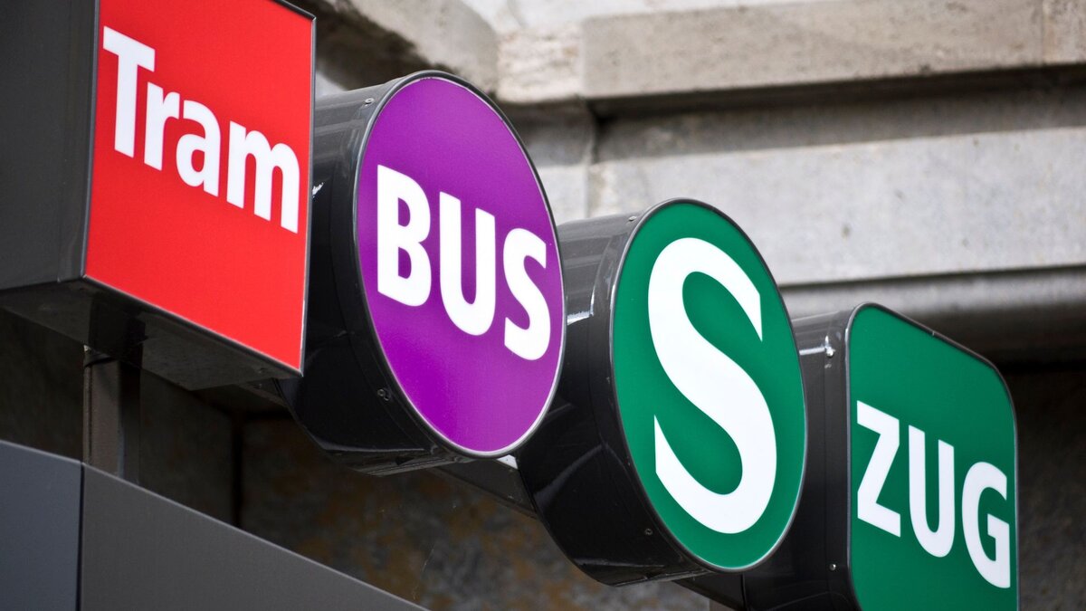 Man sieht die Logos des Öffentlichen Nahverkehrs für Tram, Bus, S-Bahn sowie Zug.
