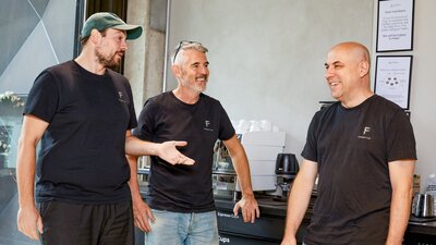 Jacob Otto, Ian Hannigan und Jilles van Gurp in einer Kaffeeküche.