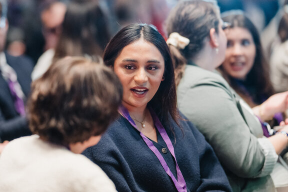 Teilnehmende des Jakobb‑Kongresses im Gespräch während einer Pause.