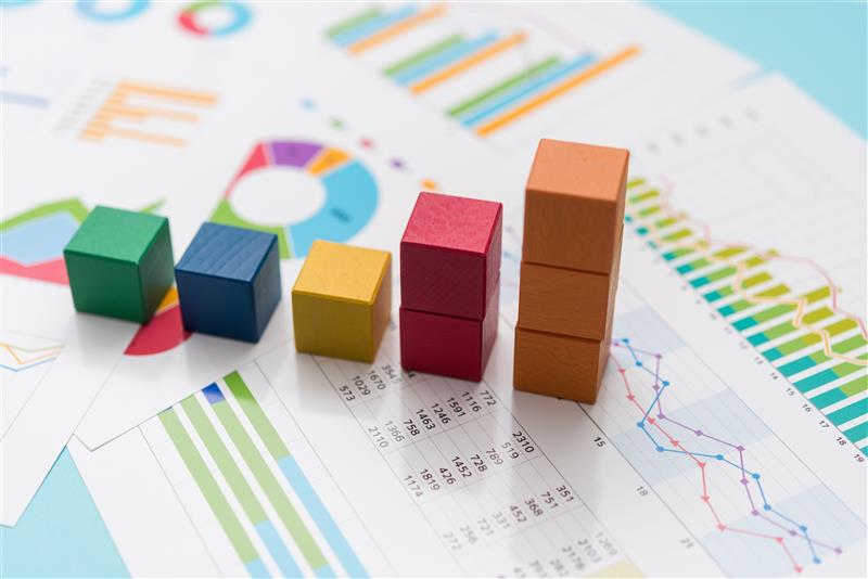 Foto von mehreren Graphen und Spreadsheets