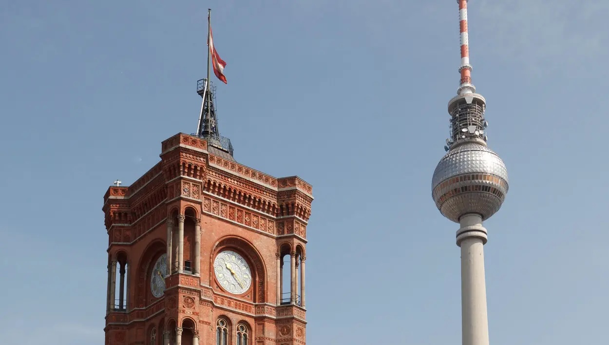Symbolbild mit Spitze des Fernsehturms und dem Uhrenturm des Roten Rathauses